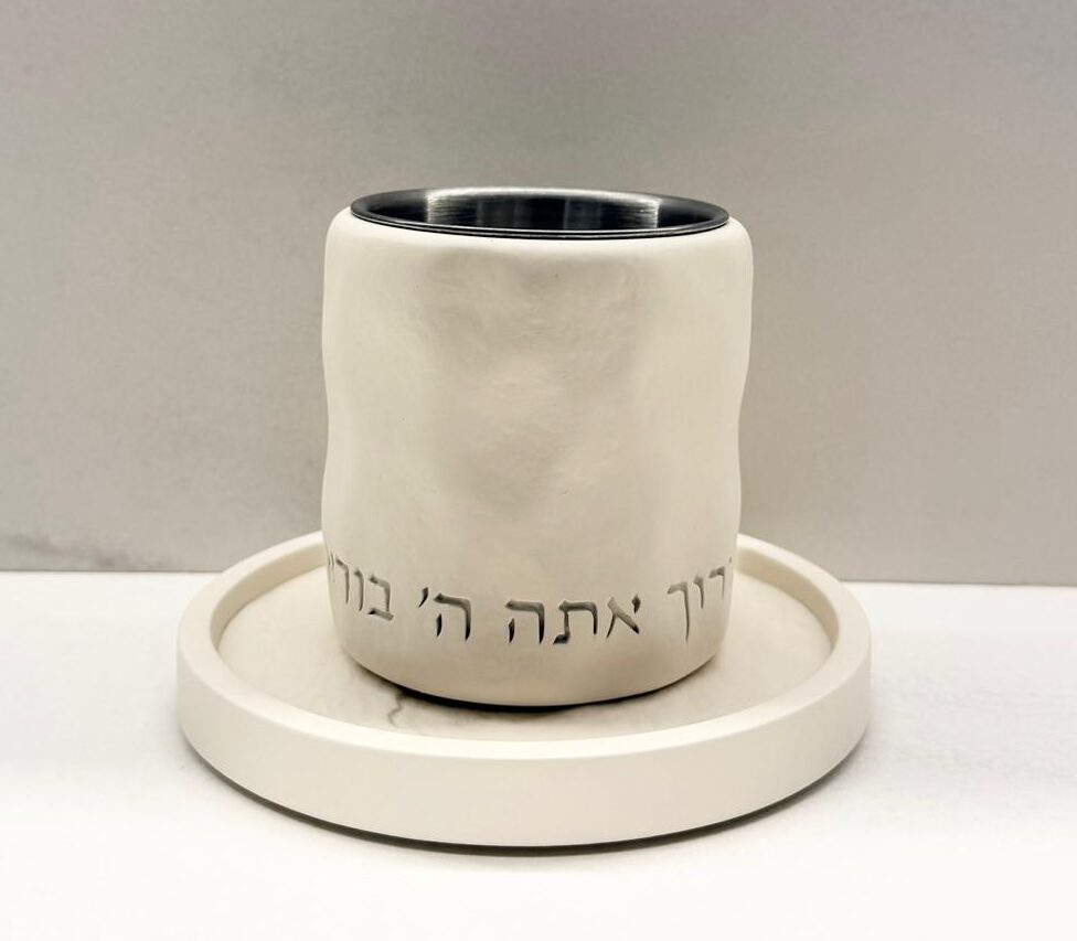 WhatsApp Image 2026-03-22 at 15.23.56 (1) כוס לקידוש מבטון דגם טקסטורה | בז' – תמונה 1