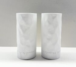 פמוטים מבטון דגם טקסטורה | לבן