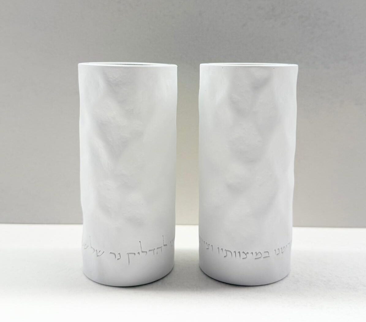 WhatsApp Image 2026-03-22 at 15.36.11 פמוטים מבטון דגם טקסטורה | לבן – תמונה 1