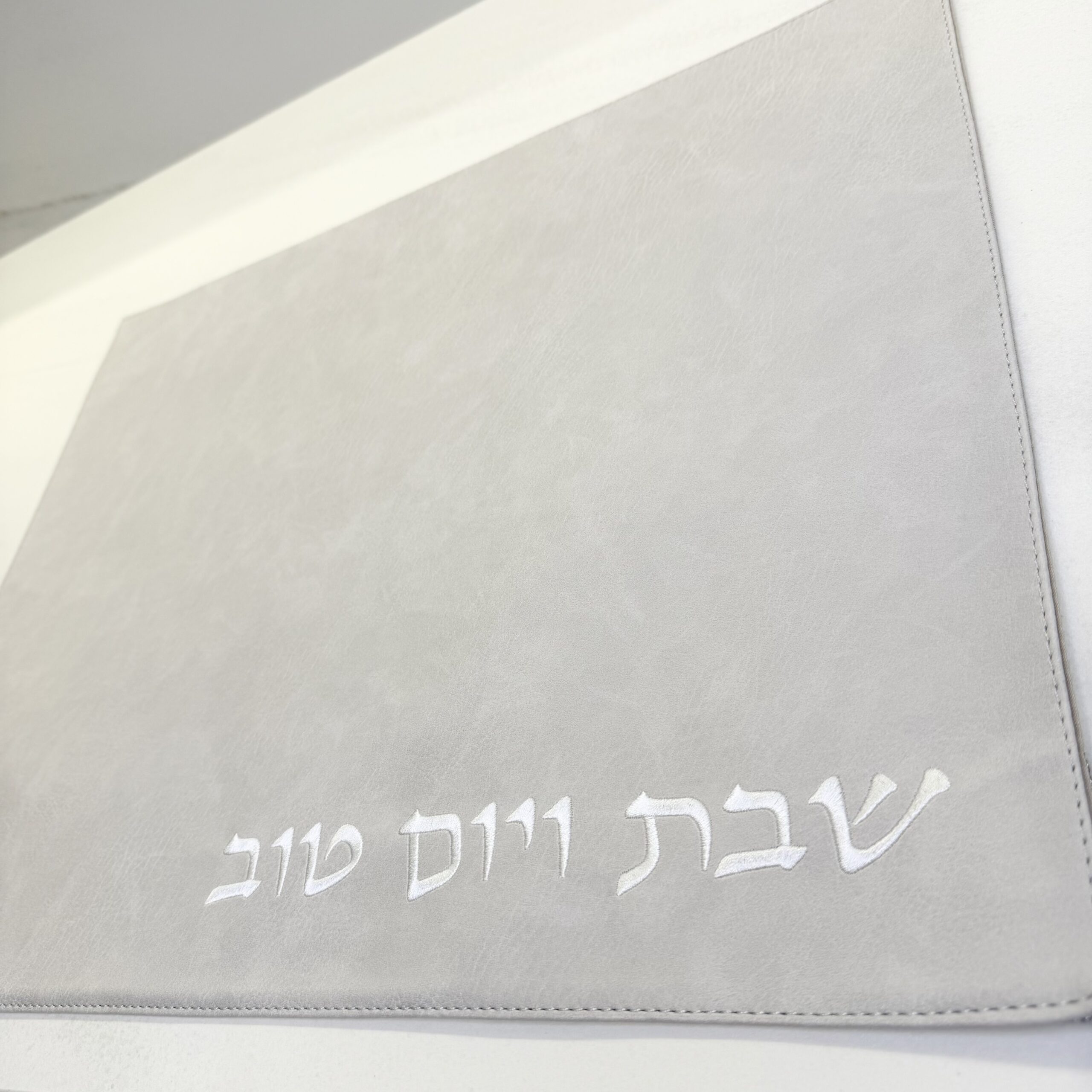 img_4616 כיסוי חלה דמוי עור שבת ויום טוב | בז' טבעי – תמונה 1