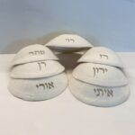 כיפת פשתן בצבע שמנת חריטה חיצונית